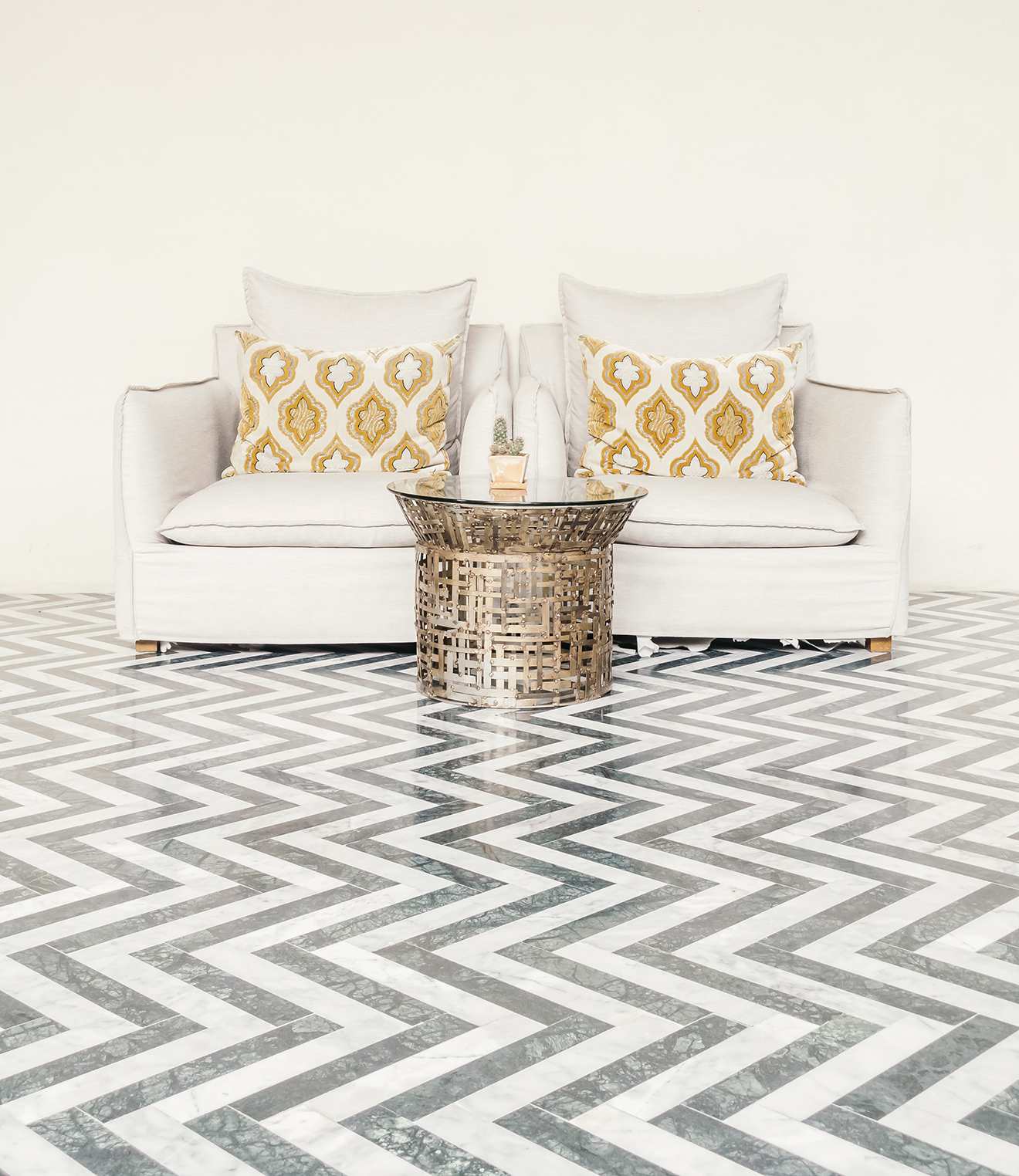 How to decorate with dark floors: Tips & Tricks | Kromitex